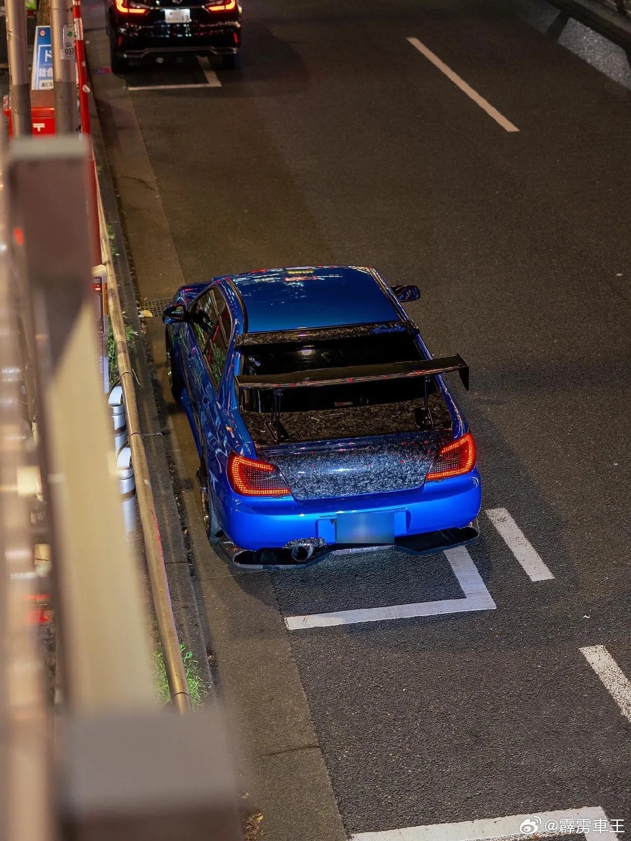 这台是斯巴鲁 Impreza WRX STI ，是斯巴鲁 “战神” 系列的经典之