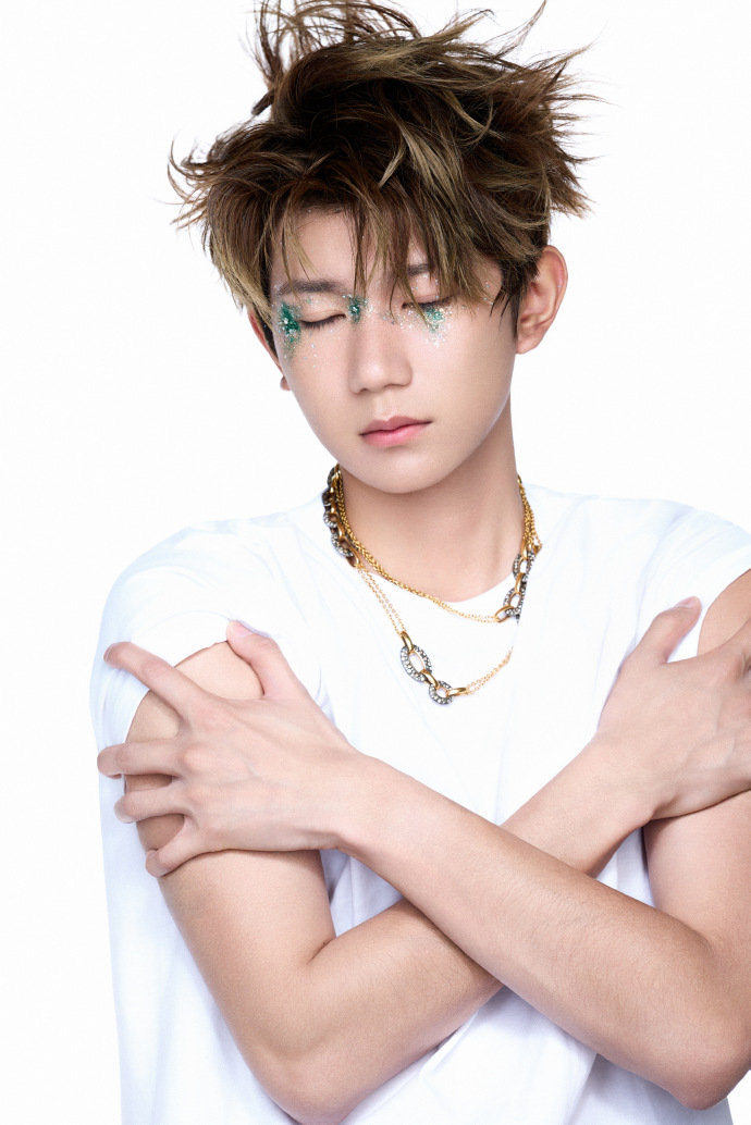 王源闪钻绿眼妆 王源别错过我们的夏天 王源闪钻绿眼妆，王源别错过我们的夏天，谁懂