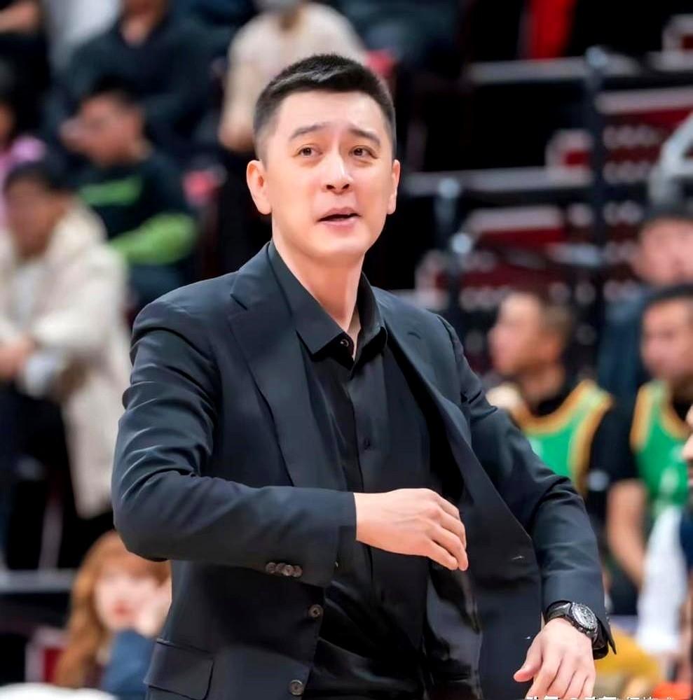 辽宁队换帅，换的不是战术，是人心。

三连冠的功勋教练杨鸣，带队7场输6场，打新