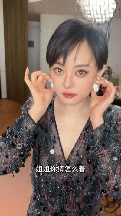 孙俪今天的妆不一样了白玉兰现场孙俪这套造型直接戳中我！从头到脚铺满亮片bling