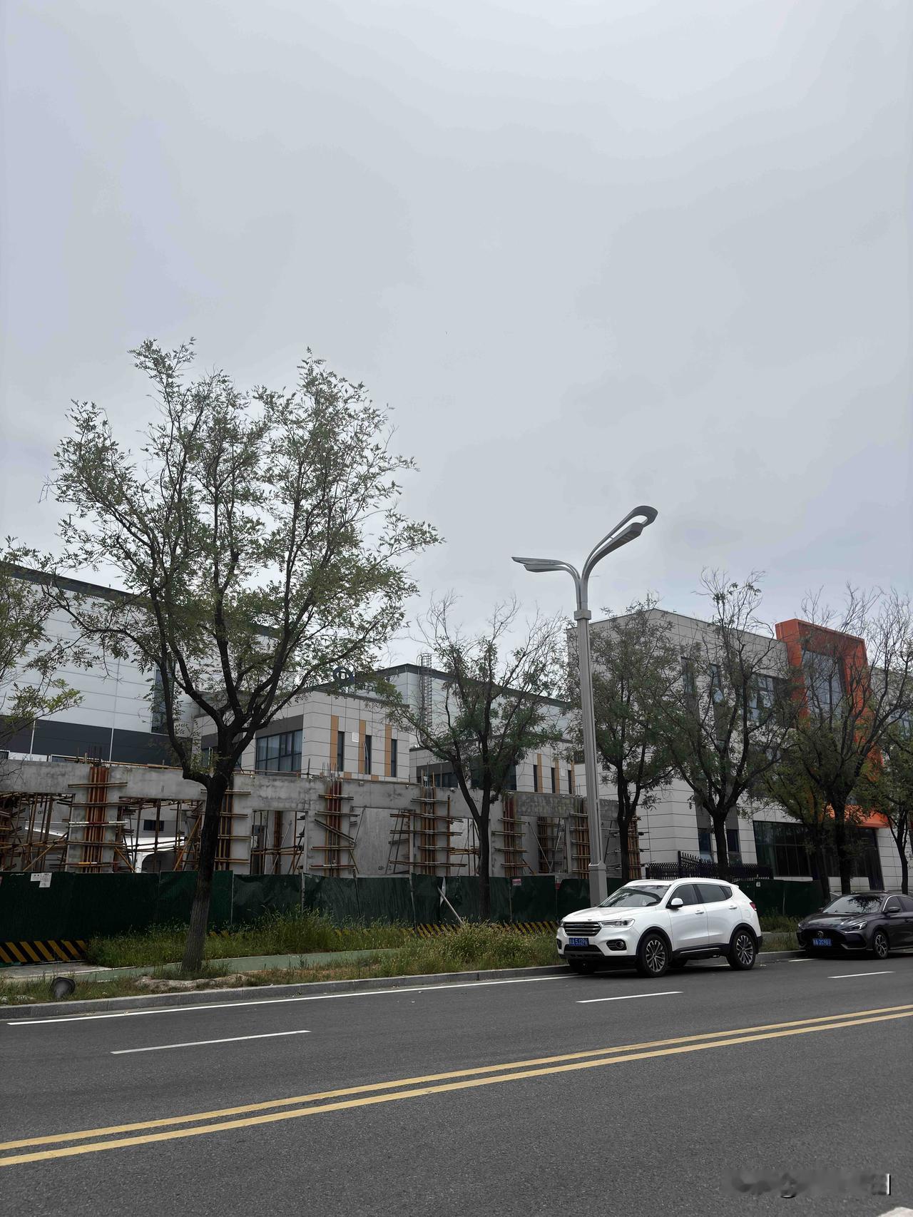 泾河新城西部同创泾高智造产业园，发展的不错，带动附近村民就业，不知道这里的待遇咋