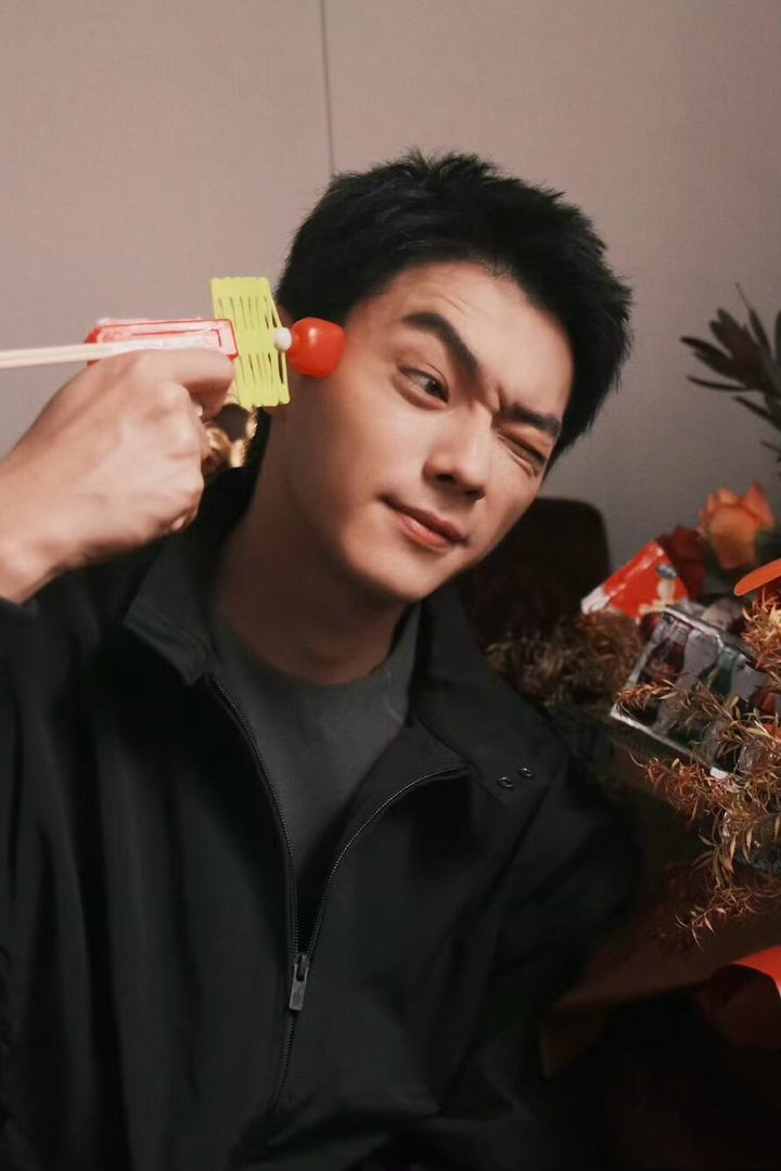 陈辉方圆八百米放过自己 陈辉终于放过自己了，但代价是把自己交出去了。不用再在灰色