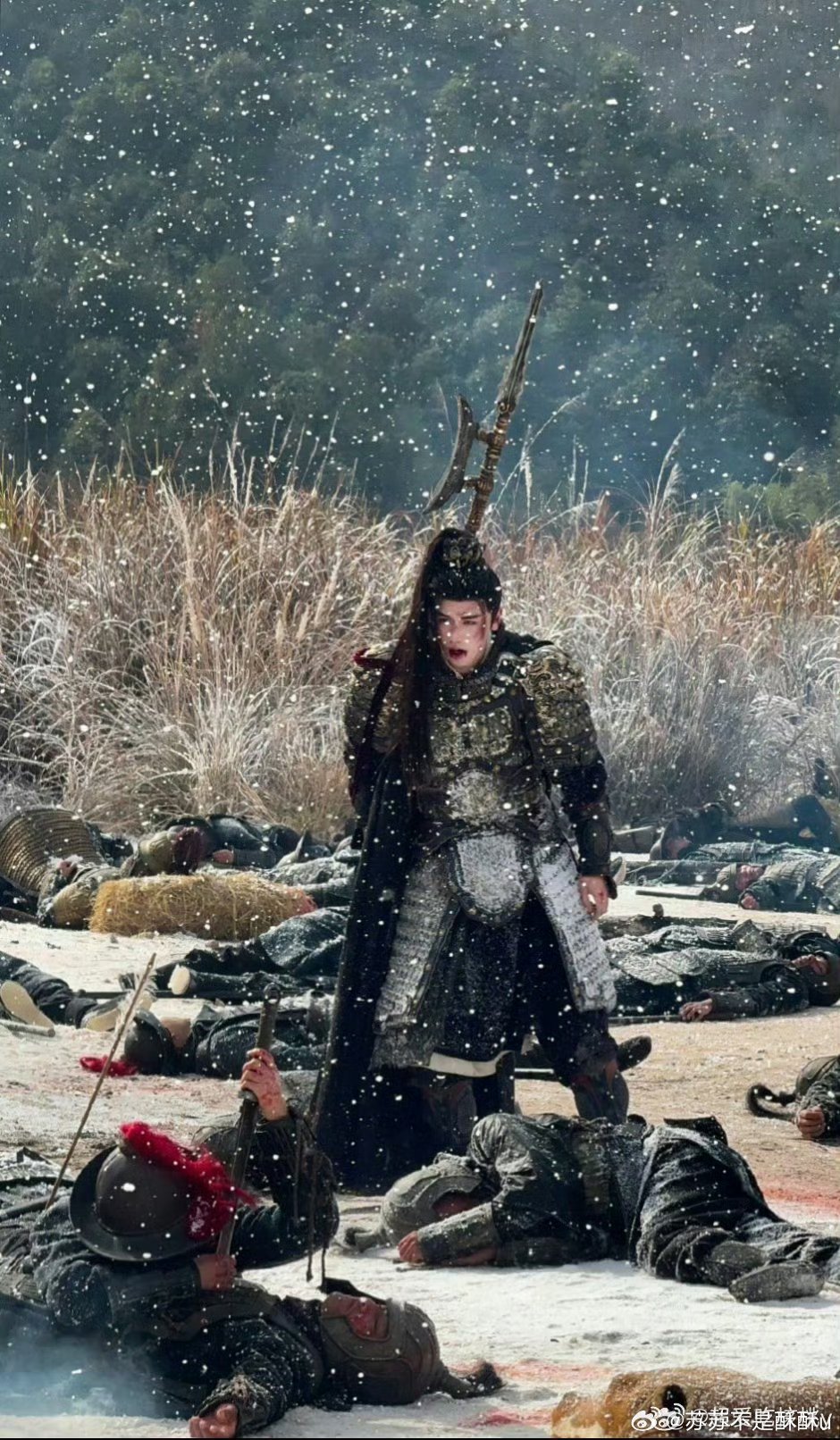  横店常驻选手张凌赫，拍戏认真，私下欢乐多，片场整活不断，可爱又搞笑，这状态谁能