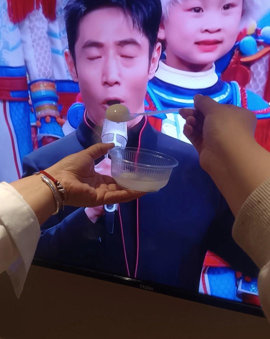 撒贝宁的眉毛火了，好多人说像“蜡笔小新”，甚至有“寿眉”的说法。
大家都在讨论，