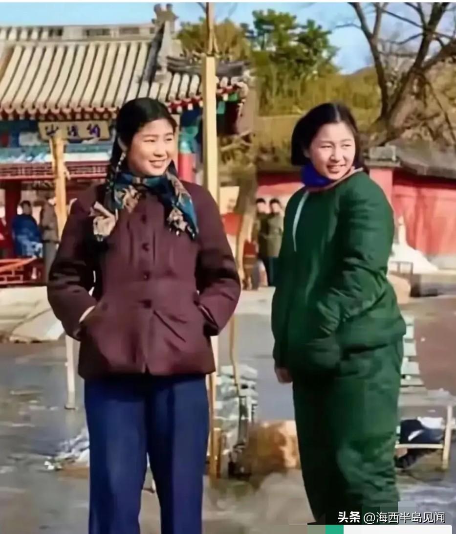 褪去领袖女儿的光环，这就是普通人的生活留影，她们穿着棉衣棉裤，扎着小辫子，纯真朴