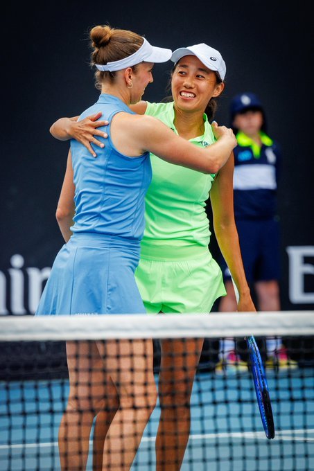 拿下！从1比4的开局打起，到最终7比6和6比4直落锁定，张帅和梅尔滕斯夺得澳网女