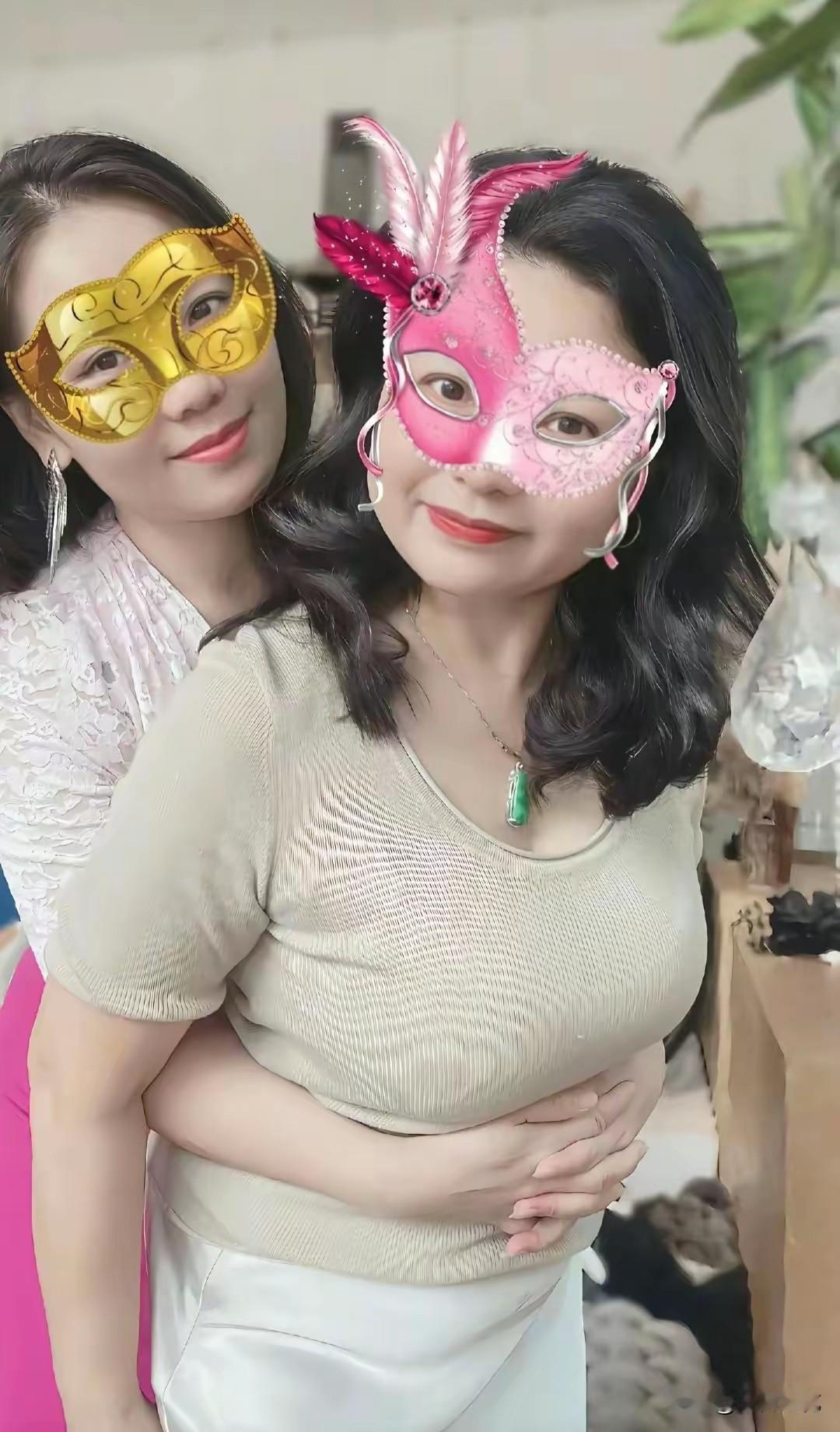 她们俩姐妹，邀请我去参加假面舞会，我该答应吗？