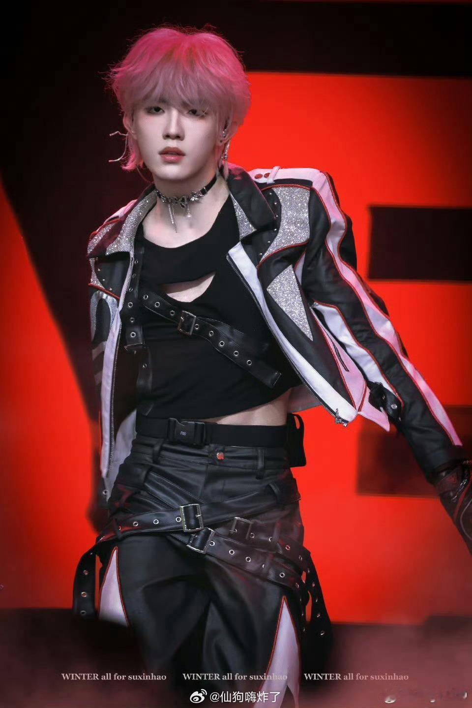 TXT观看苏新皓翻跳GGUM谁被这场跨圈舞台戳中！TXT认真观看苏新皓翻跳GGU