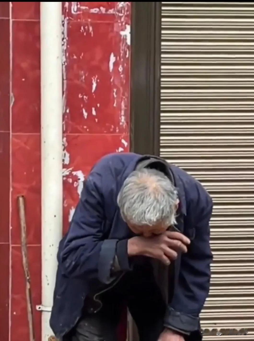 有人一掷千金，有人为了一把菜在雨中苦苦挣扎。这场景，是照出我们这个时代贫富差距的