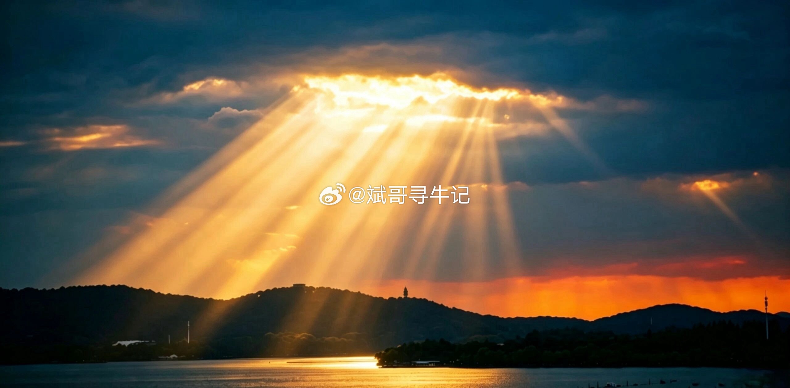 昨夜，持续火热的美股AI板块终于承压下行。于是，令人煎熬的黑色星期四如期而至。是