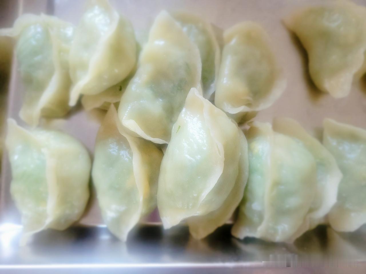 昨晚破天荒晚饭吃了很多，包的西葫芦鸡蛋粉条馅和水萝卜猪肉粉条馅蒸饺太好吃。

虽