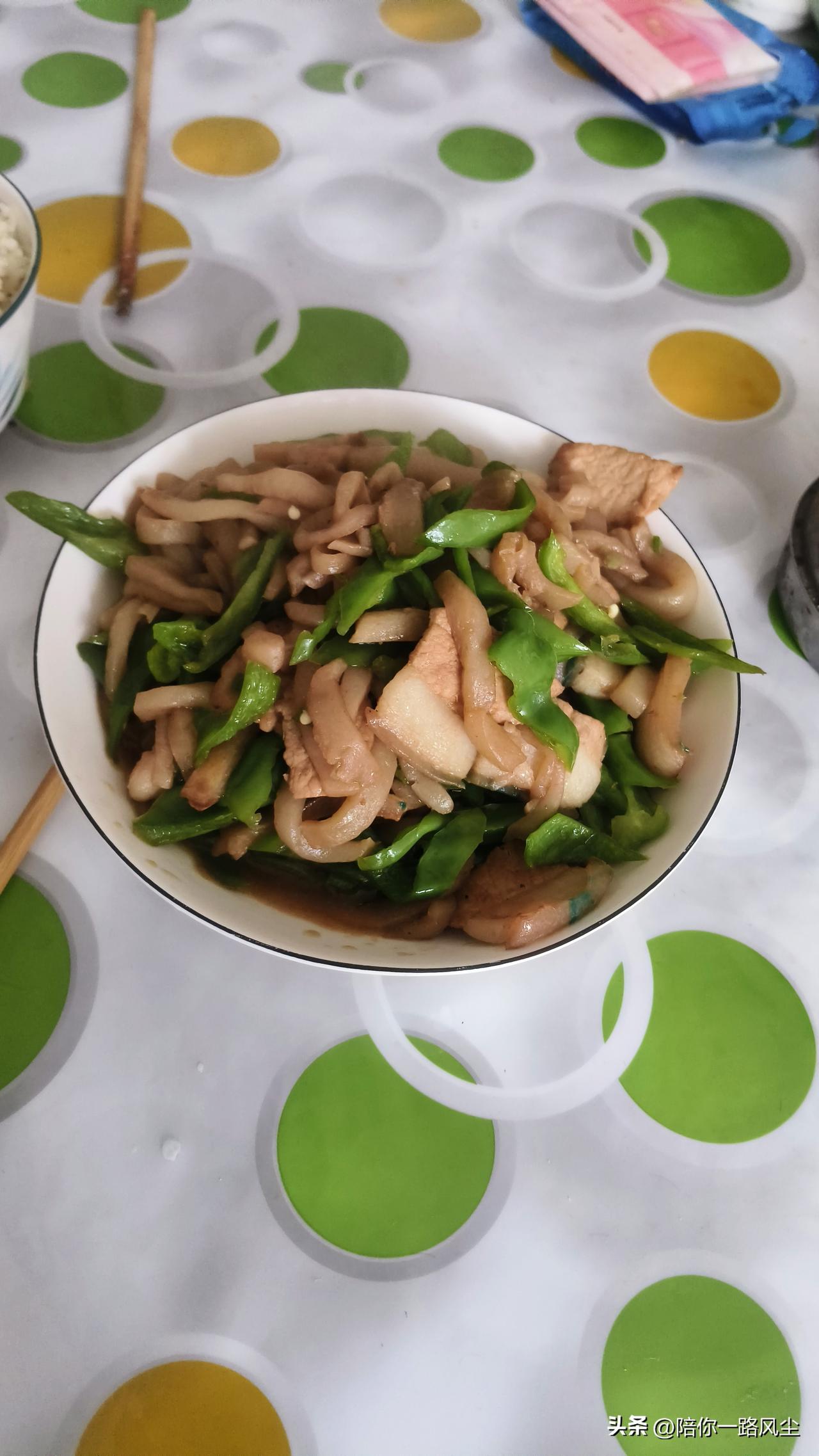 这道菜你见过吗？川菜魔芋小炒肉，滑滑嫩嫩、QQ弹弹的，可以说超级下饭。


不过