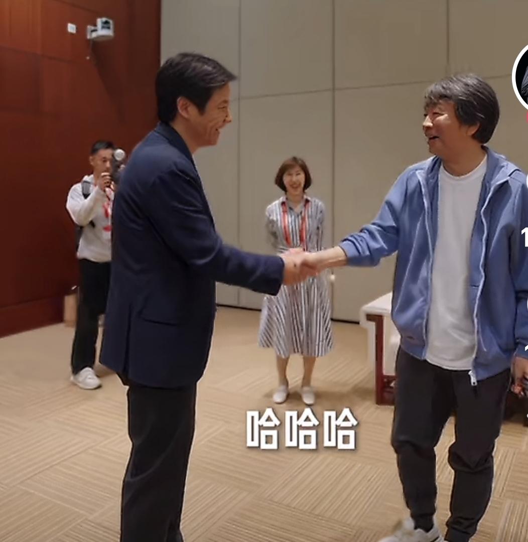 小米雷总和作家刘震云见面。
雷总说这段时间一直在看《咸的玩笑》。
雷总还送给刘震