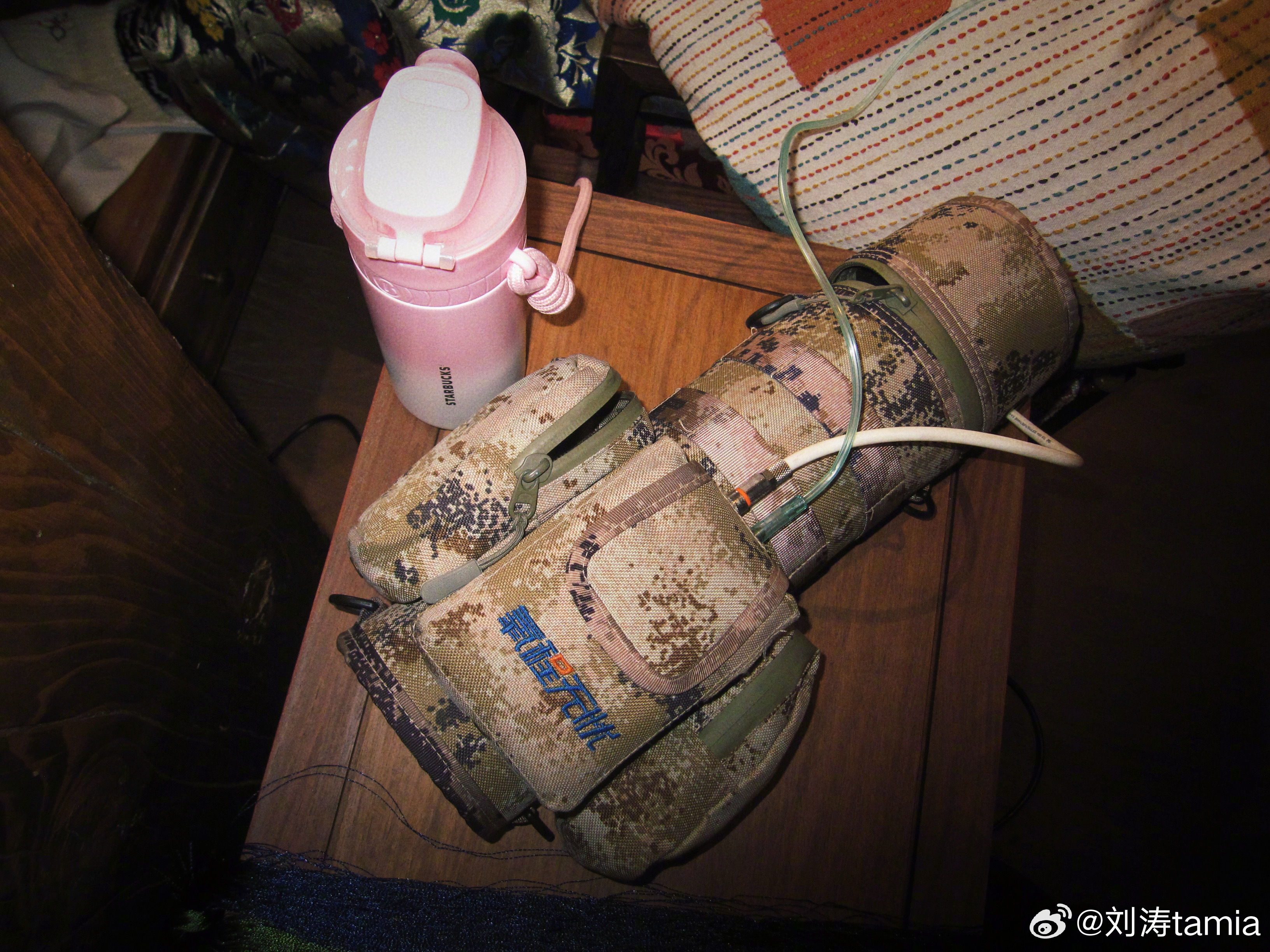 这杯子适合放桌上，放地上刘涛还得把绳缠杯子上[柯基]一看就是那个小紫杯子好用的?