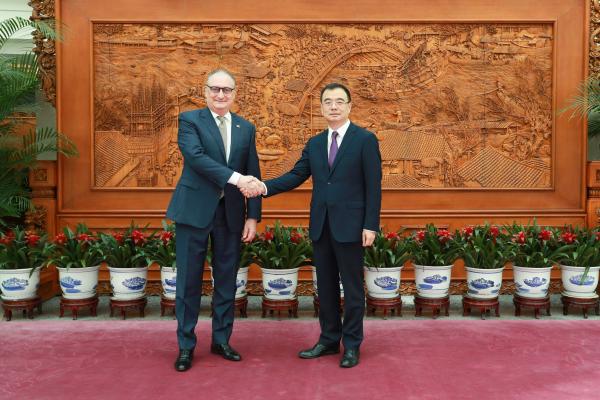 中俄达成广泛共识

5月11日，中国外交部部长助理刘彬会见俄罗斯驻华大使莫尔古洛