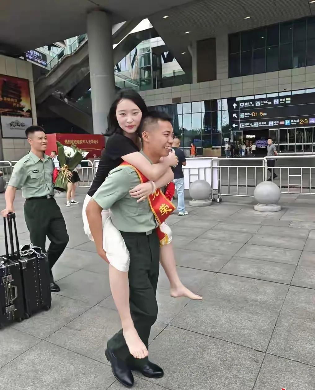 退役返家乡，
热心忙去帮。
退伍不褪色，
美女腿有伤。