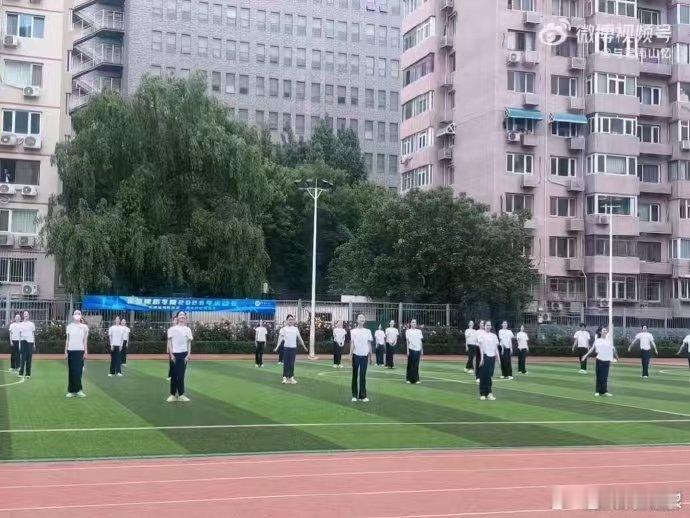 李小冉说母校连你也没放过我母校玩梗毫不手软，北舞运动会播放心愿便利贴，李小冉直呼