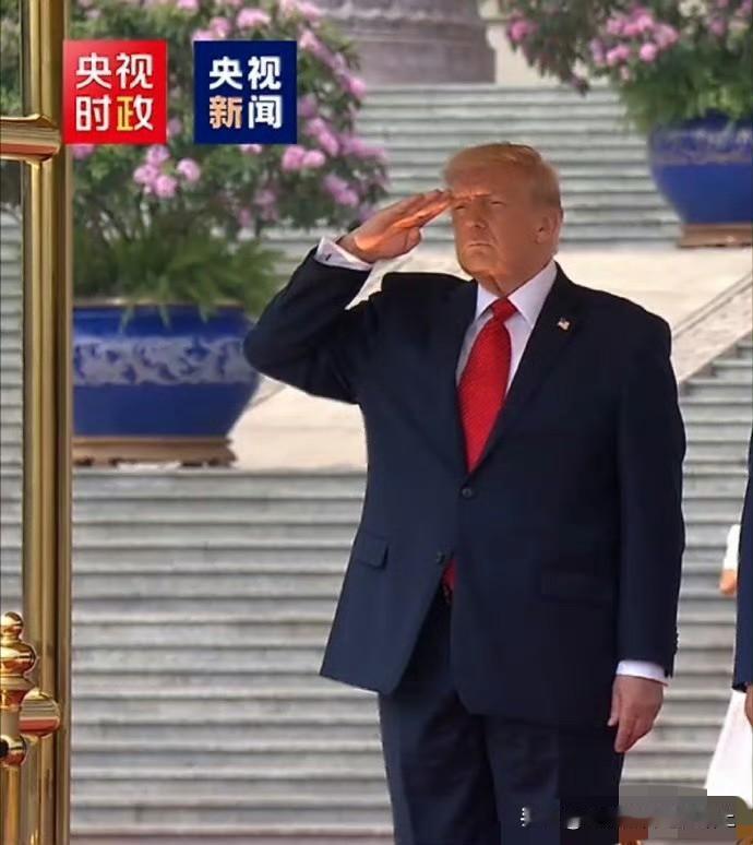 虽然特朗普也不是第一次敬礼
但是你看在我们这和在日本那（图2）……
这功架完全就