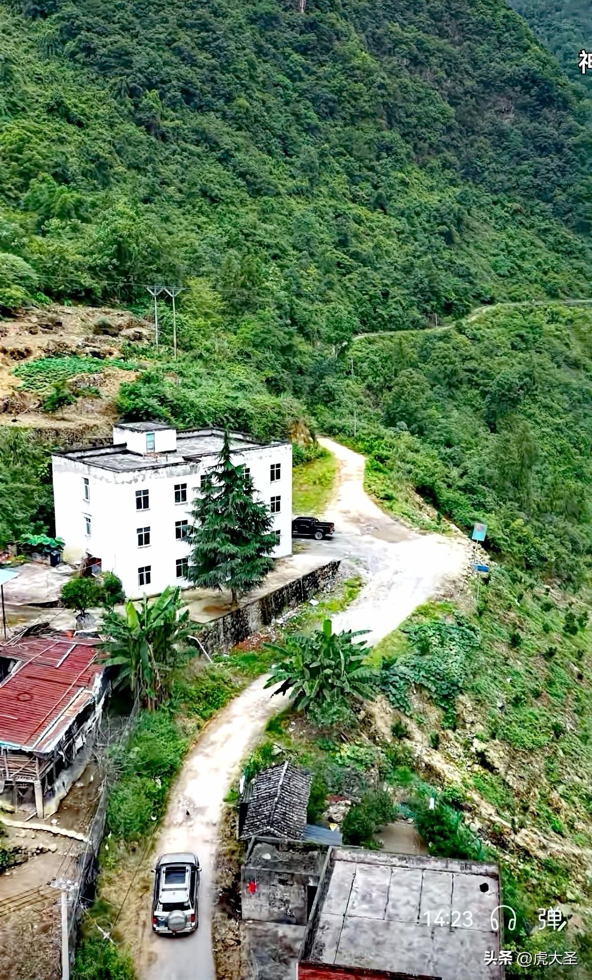 开着车一路驶向乡村，那感觉简直太爽了。沿途是连绵的大山，像一幅巨大的绿色画卷在眼