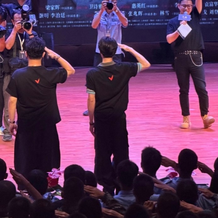哎呦这个背影也萌萌的喂🤏🏻🤏🏻 ​​​
