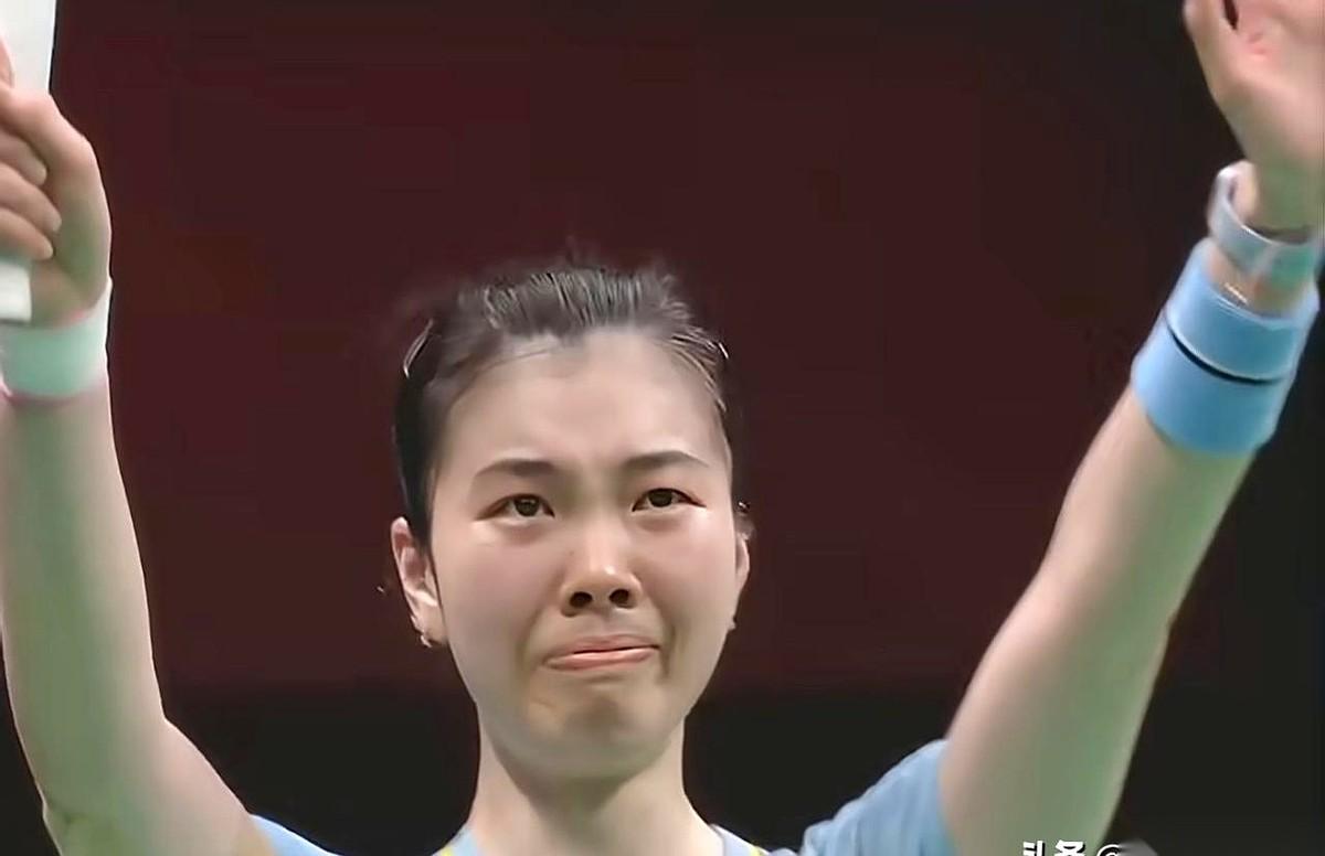 最后一分落地。
高昉洁没去看网对面的山口茜，也没去看计分牌。她只是低着头，死死攥