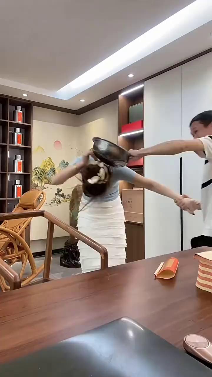 一会，你别笑。