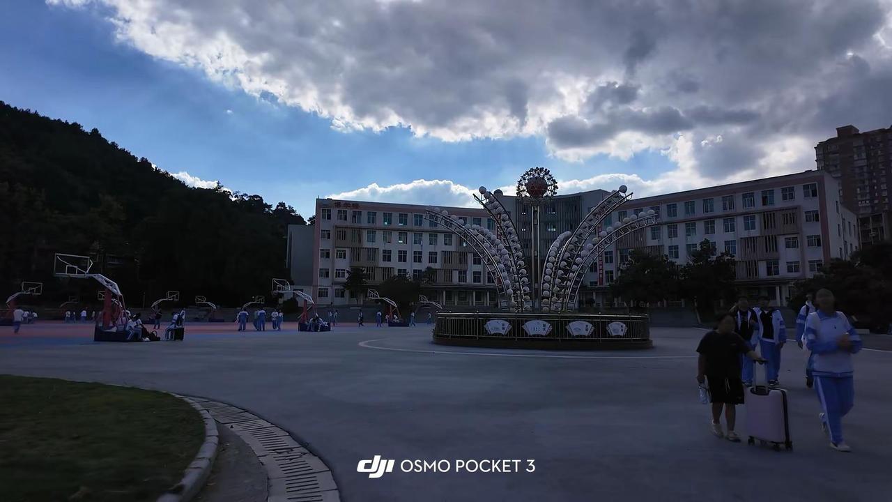 请给我一点点时间 我没有被人兜底的勇气 万事都要权衡利弊大疆pocket3 校园