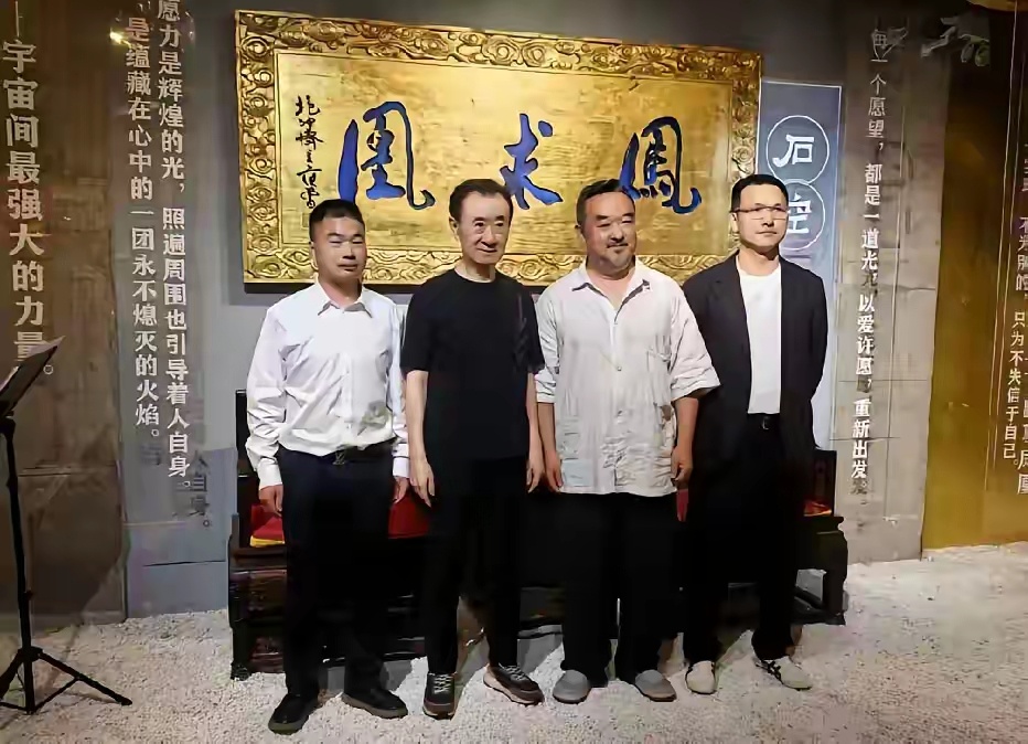 王健林出席活动时的一幕，如今的他身形越发的消瘦好像瘦的只有皮包骨头了，看着真让人