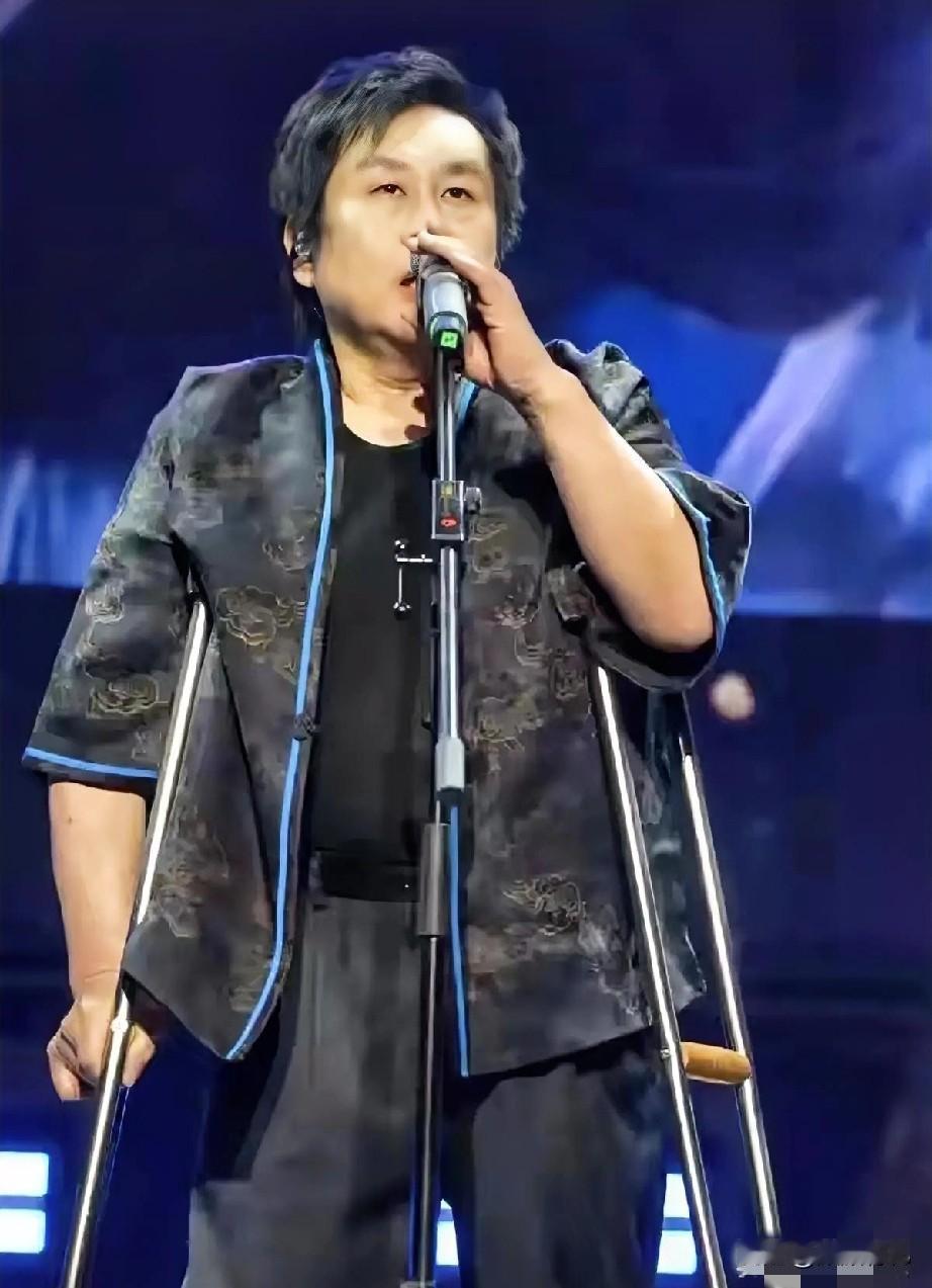 郑智化说，女儿在英国留学六年，光学费和生活费至少一千多万。

女儿回来后，说国内