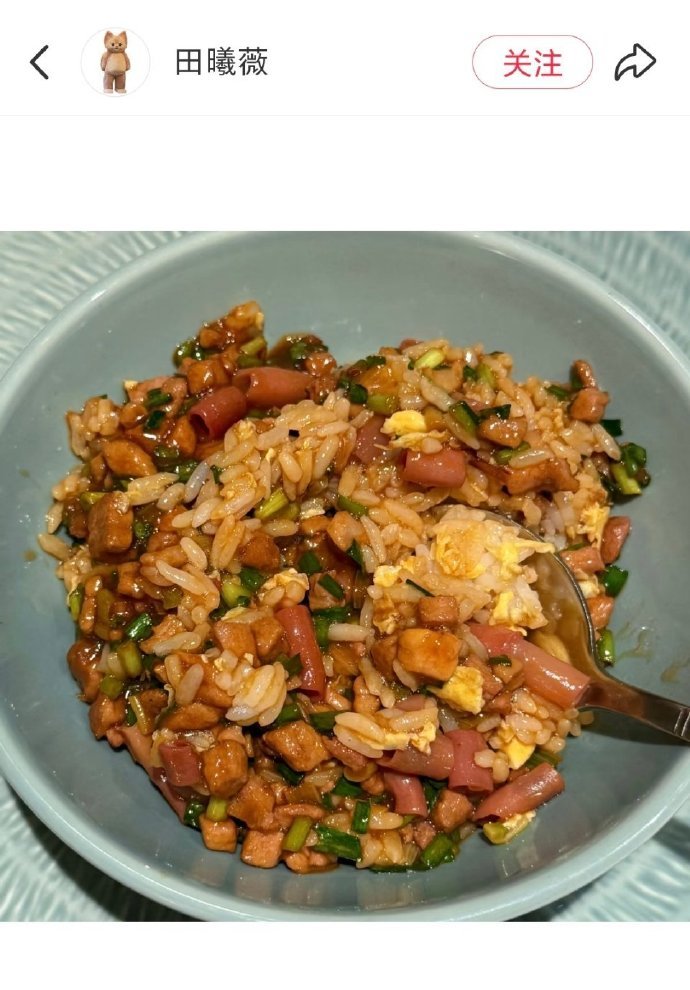 田曦薇、赖伟明剧组聚餐晒海肠捞炒饭，拍了同一道菜罢了，看得真的好饿了 18:00