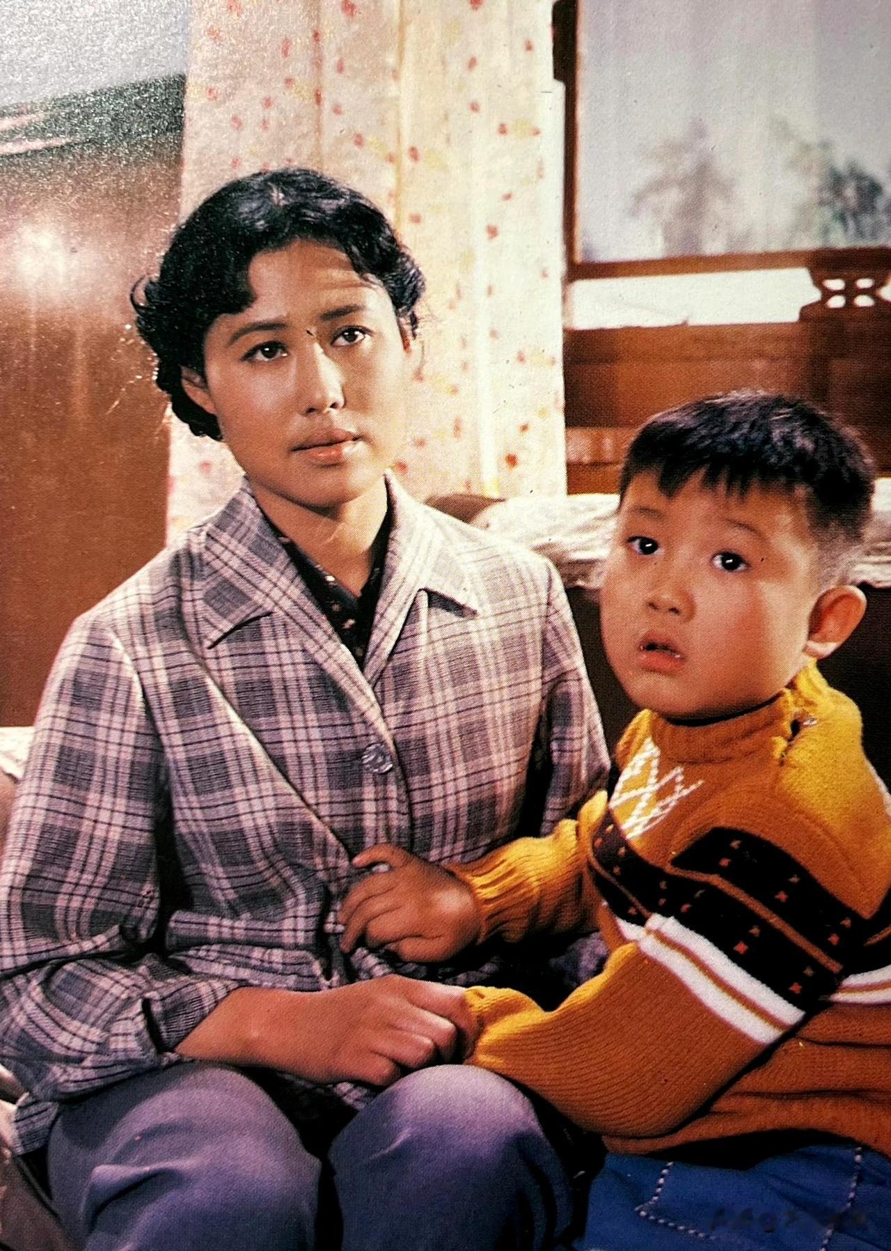 这是1980年，长春电影制片厂拍摄的电影《残雪》中的一个镜头，这位女主角看着很面