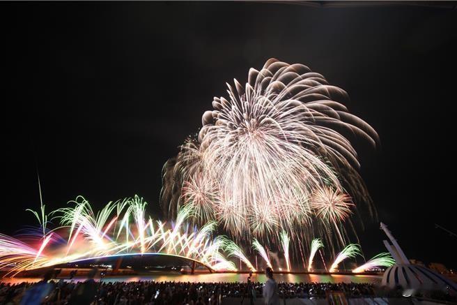 今年澎湖国际海上花火节期间，地方观光业屡传「旺季不旺」，住房率与游客人潮不如预期