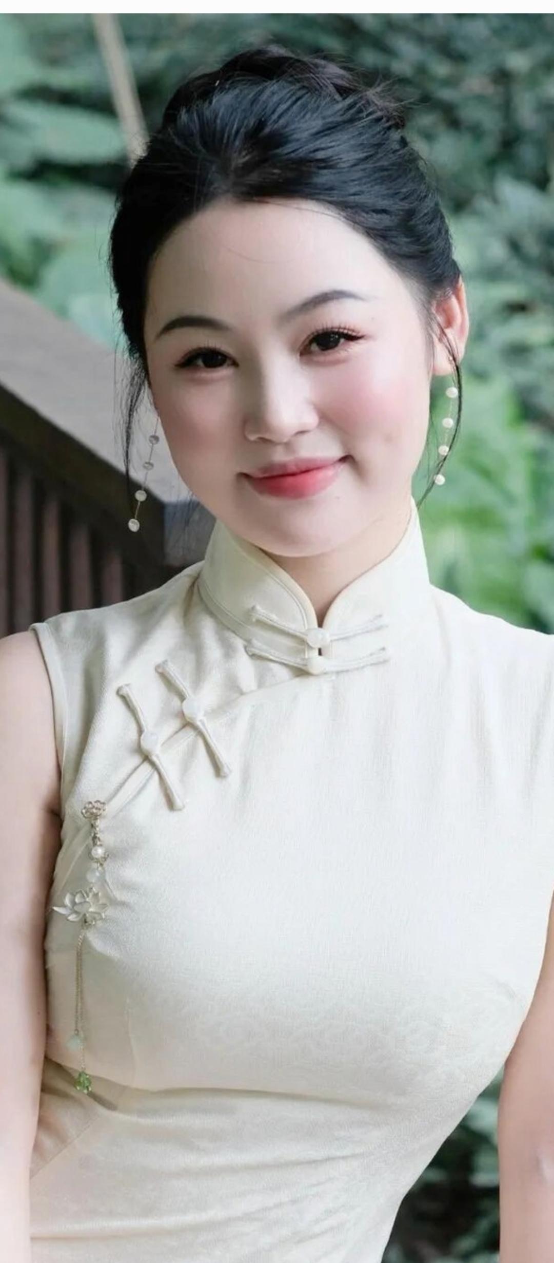 玉颜如花，笑靥如春。