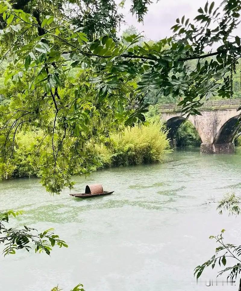 《江城子》
扁舟泊处暮山苍，水云乡，夜微凉。
数点渔灯，明灭照回塘。
风起芦花飞