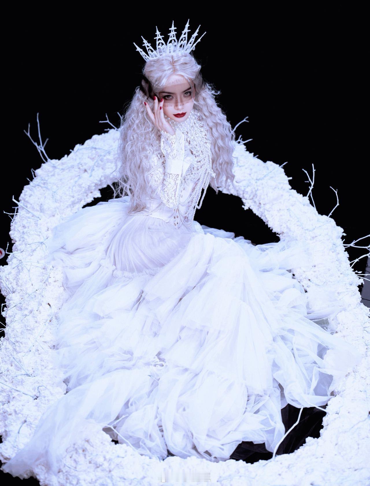 戚薇审美还是太超前了  戚薇审美真的太超前了！大侦探舞台梦回六年前，黑女巫风又美