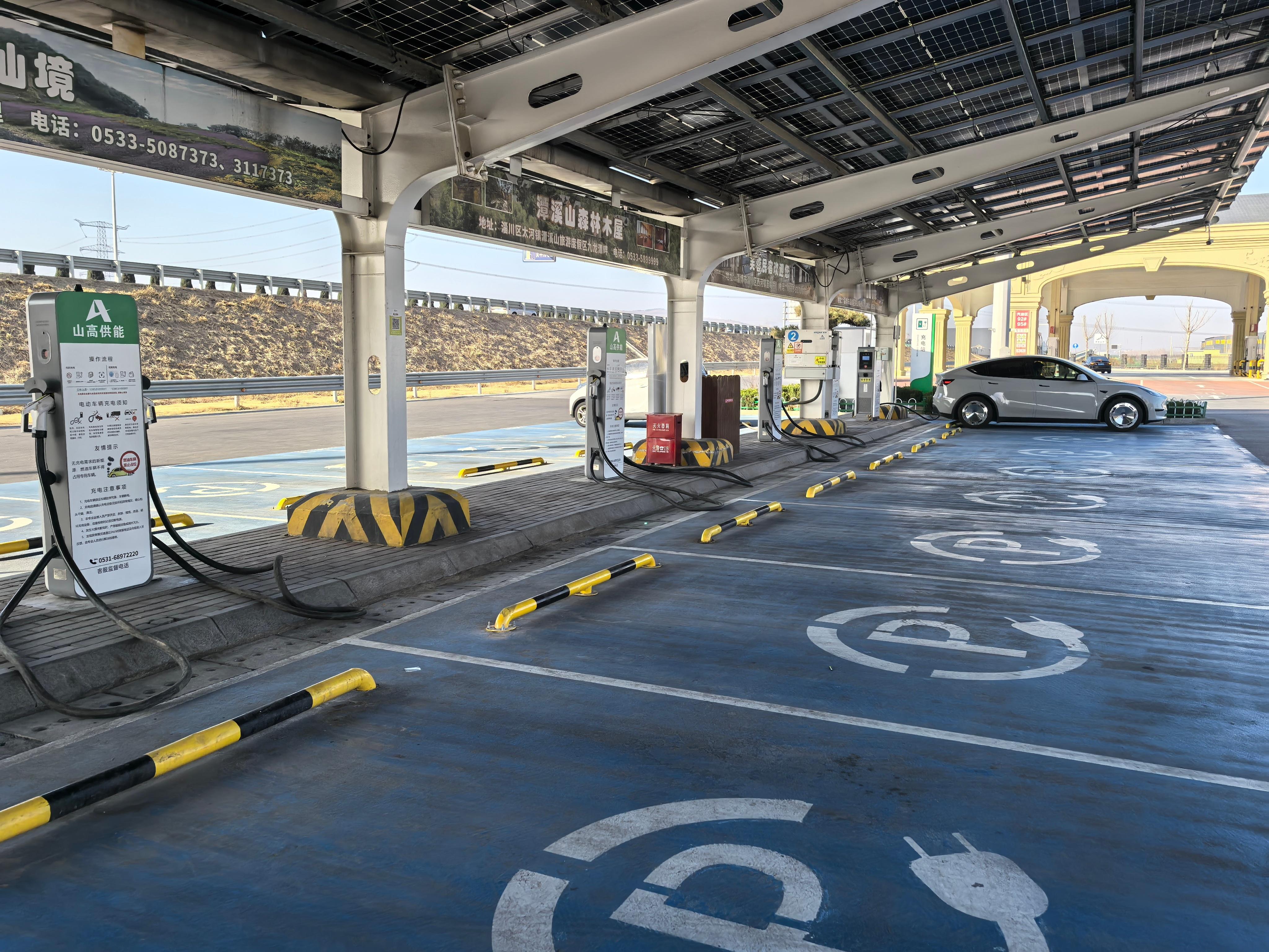 初四全国人民各有各的忙 没错，正在旅途中，两边父母不在一个城市距离比较远，今天才