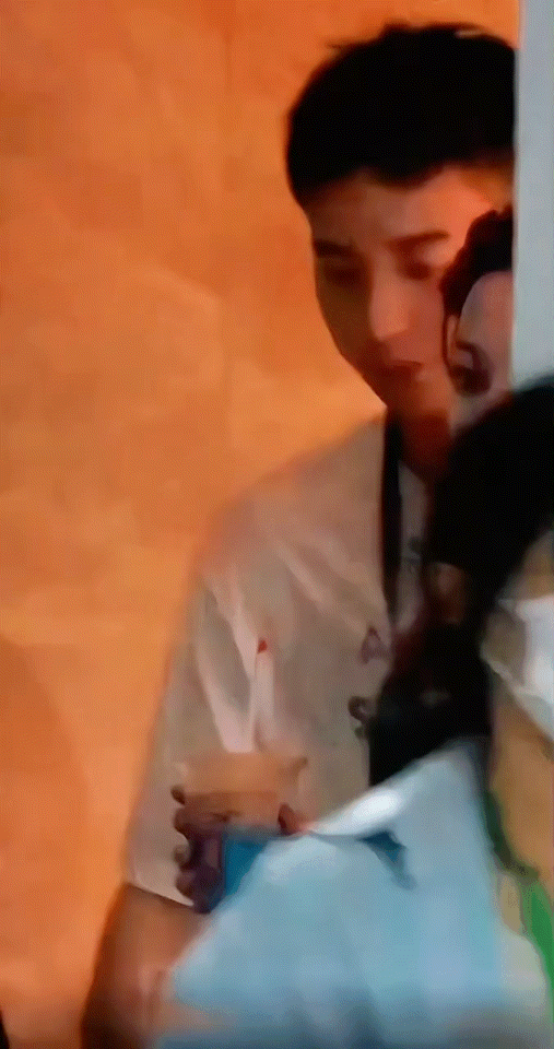 🌹迪丽热巴这抹艳色仿佛能灼穿屏幕，烈焰红唇与丝绒长裙交织出摄人心魄的明艳，像是