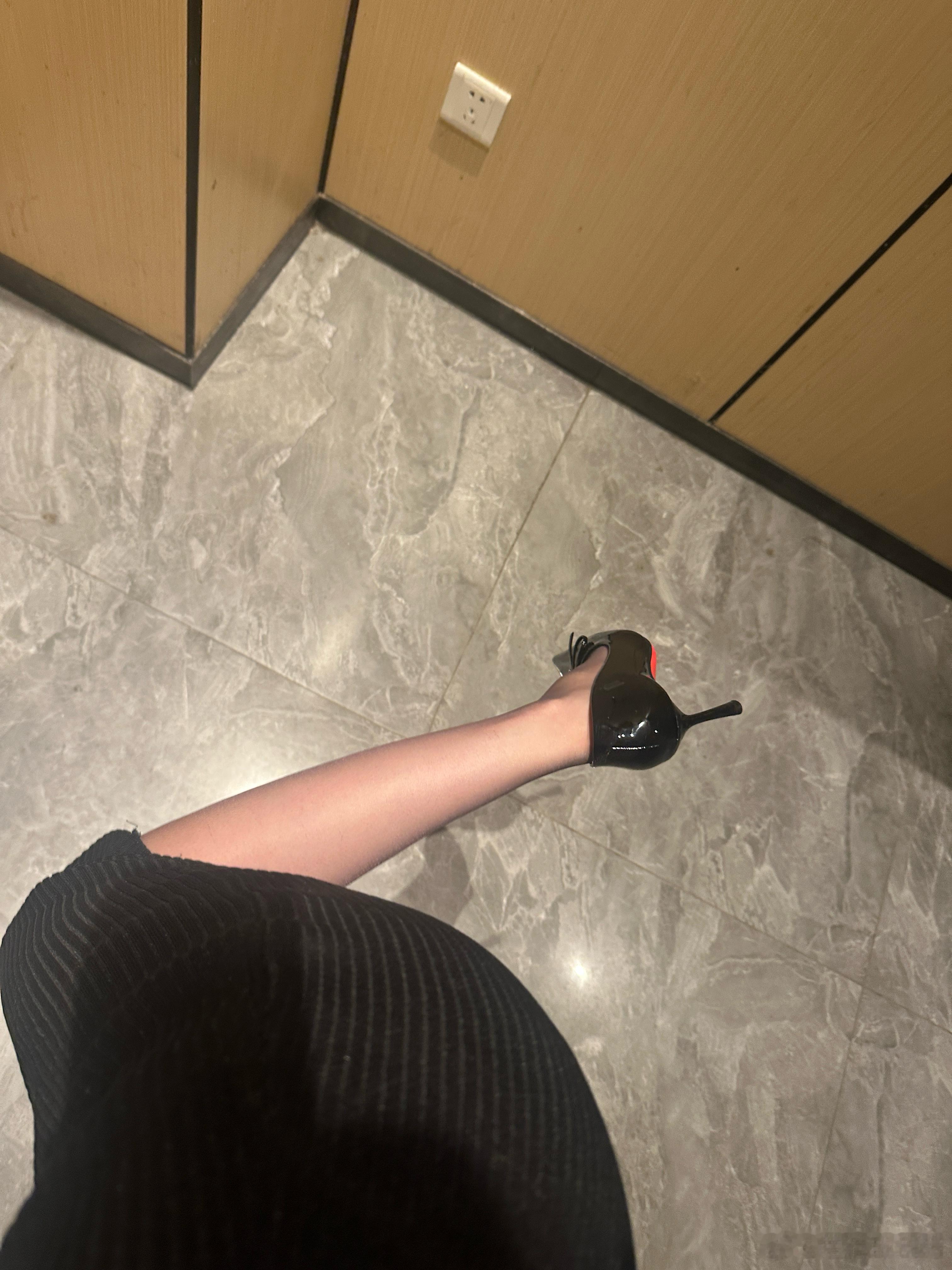 穿8cm高跟鞋出门如履平地的女人 干什么都会成功的 