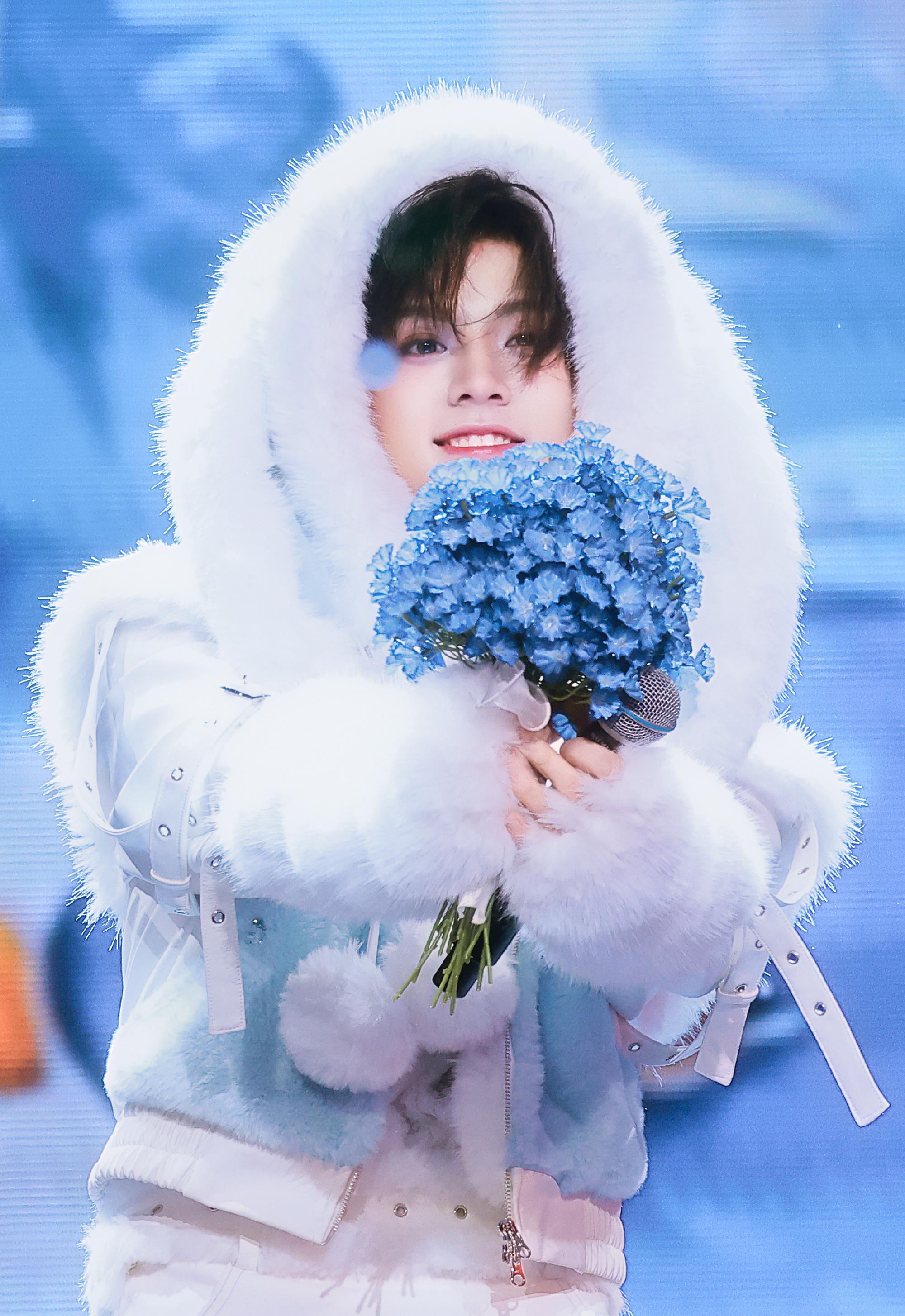 左航雪兔造型 已被左航这一套雪兔造型萌哭🥹手捧蓝色花束向粉丝是双向奔赴的浪漫啊