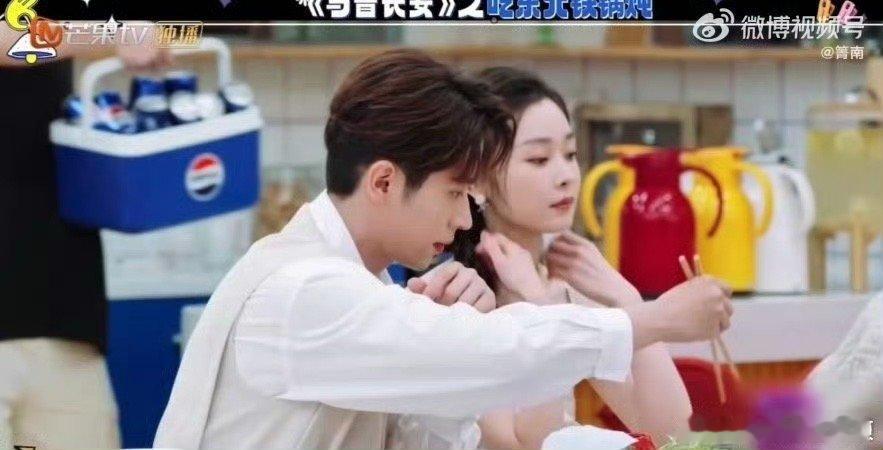丁程鑫吴泽林也是在前排磕上了cp丁程鑫吴泽林前排磕糖笑到模糊！宋轶丞磊互夹菜甜度
