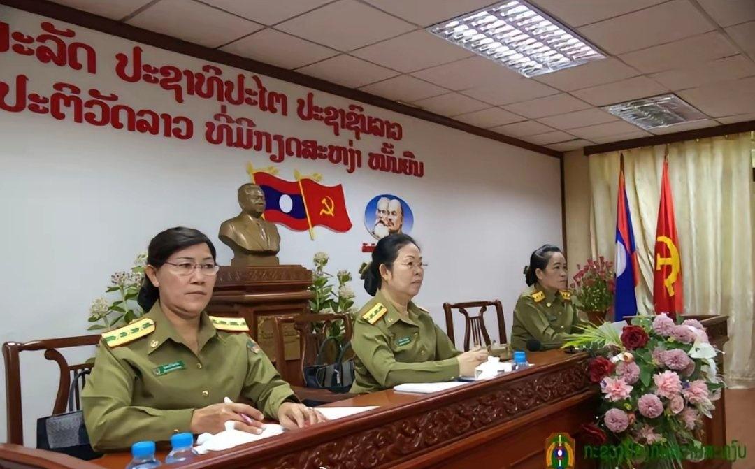 老挝公安部会议室里的丰威汉雕像，后边还有马列像老挝是世界五个社会主义国家之一。 