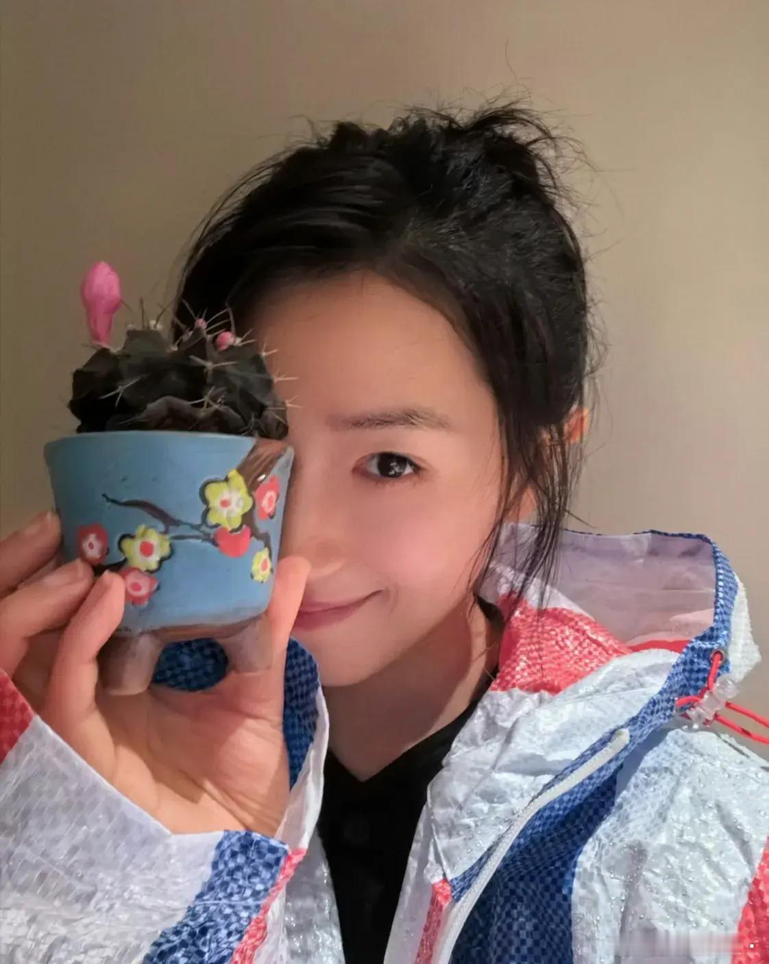 万茜，冲上热搜！6月25日，深夜，42岁的女演员万茜，突然冲上热搜，起因是她高调