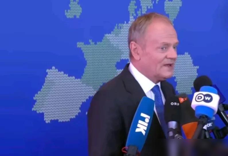 当地时间24日，波兰总理图斯克，在塞浦路斯参加欧盟特别峰会时，公然嘲讽即将卸任的