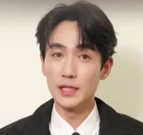 近日，电影《惊蛰无声》主演朱一龙分享真实案例，呼吁维护国家安全。
朱一龙介绍，境