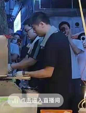 烧烤摊主首播388.8万人围观，静音不带货还关闭打赏
河南烧烤摊主陈杰首场直播爆