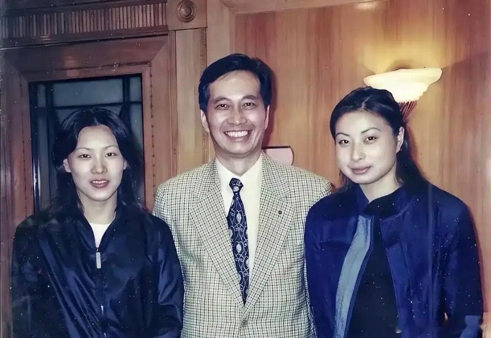 年轻的时候还是伏明霞好看一些，只是后来她嫁给了梁锦松之后，不怎么喜欢打扮，所以看