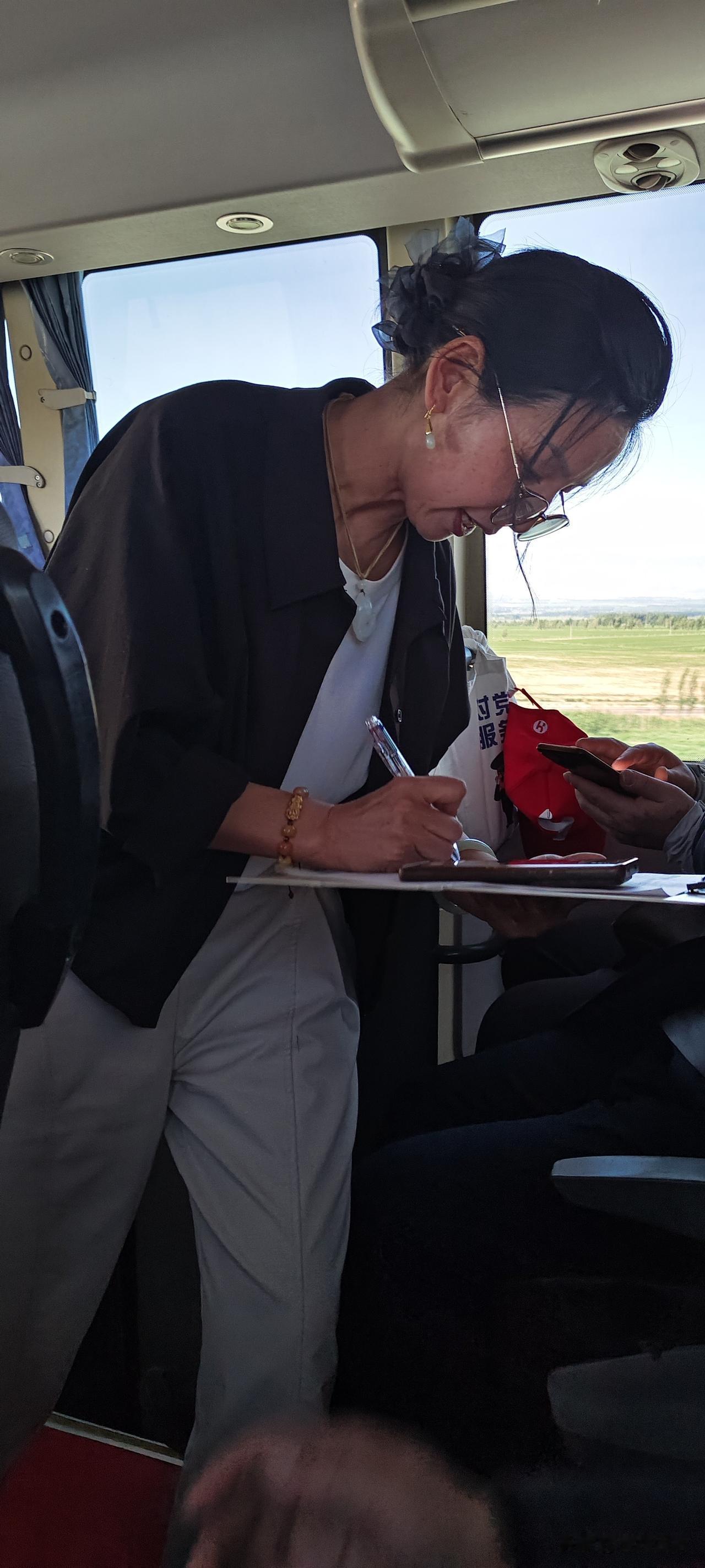 哈提曼·艾哈贝尔，我所见过的最优秀的导游
到新疆旅游，随着行程的推进，导游也在不