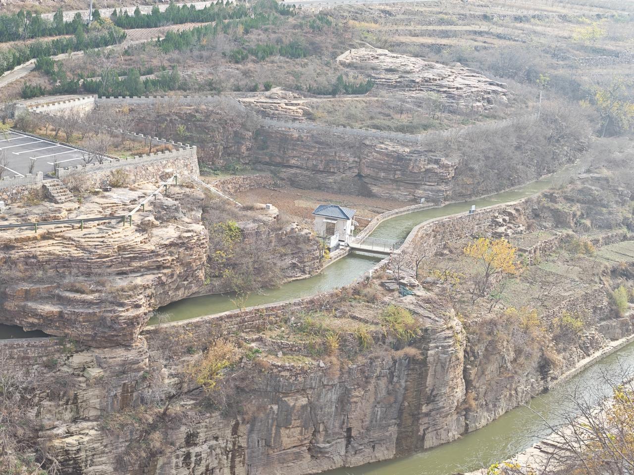 今天继续在林州，参观了红旗渠景区。红旗渠被称为人造天河，像一条玉带悬挂在太行山的