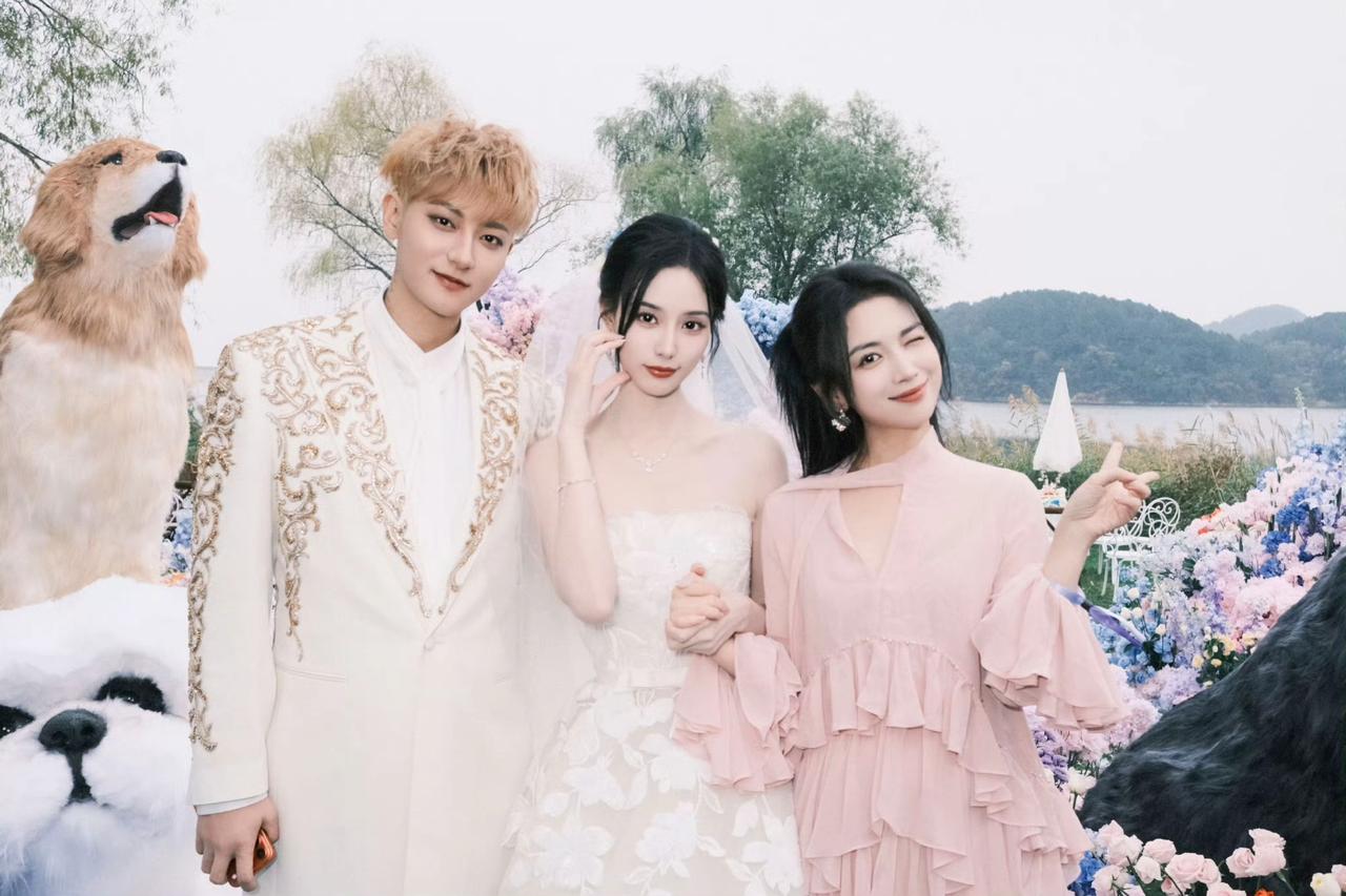 黄子韬与徐艺洋在北京雁栖湖举办婚礼，这场从同事到爱人的五年羁绊终以圆满落幕。
