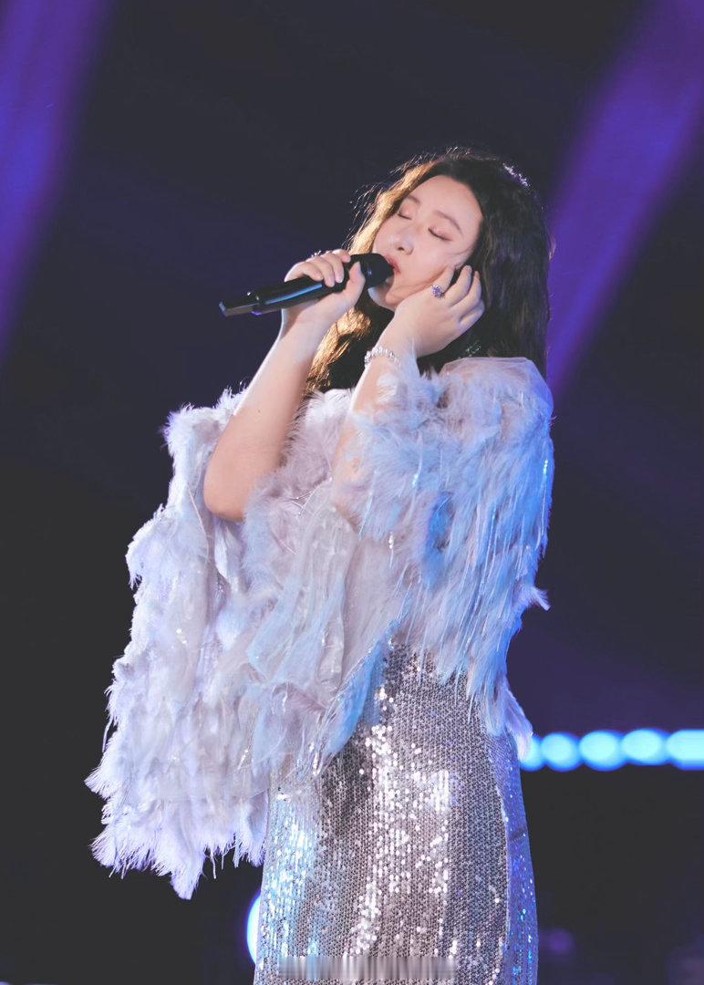锤娜丽莎回应上歌手帮唱尤长靖锤娜丽莎要去歌手了俏皮的回答藏不住惊喜，锤娜丽莎确认